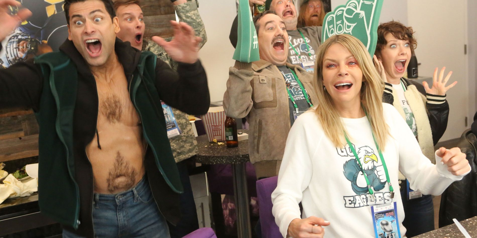 Está sempre ensolarado na Filadélfia comemora a vitória dos Eagles no Super Bowl Still de Kaitlin Olson torcendo em The Gang Wins the Big Game