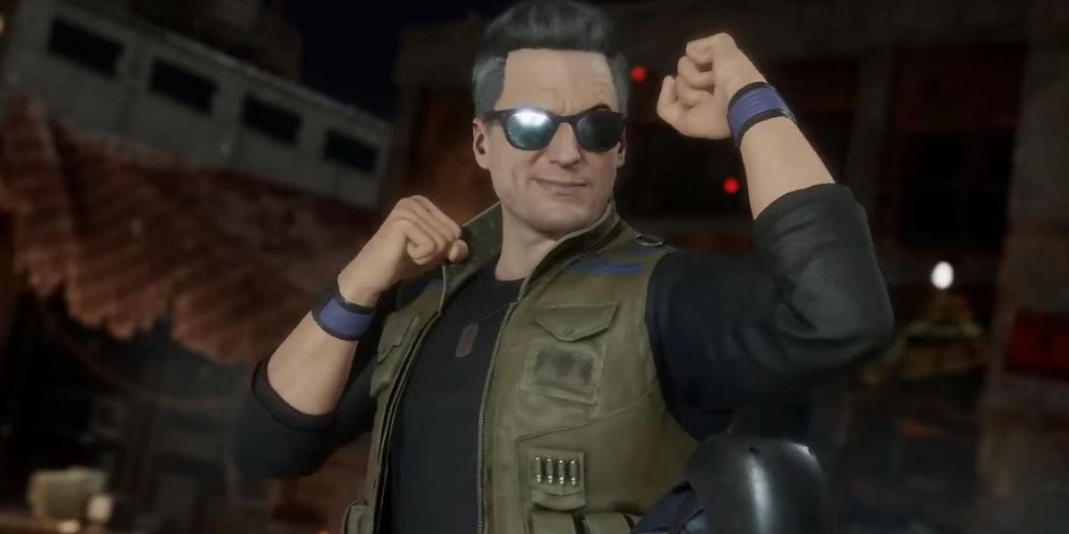 Johnny Cage se flexiona durante uma introdução em Mortal Kombat 11