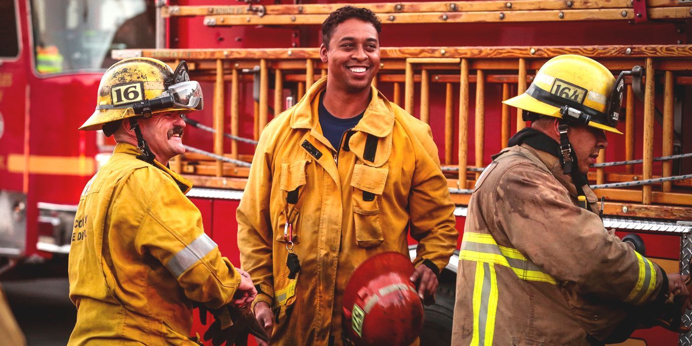 Bombeiros de LA Fire and Rescue sorriem após uma chamada de incêndio na frente de seu caminhão