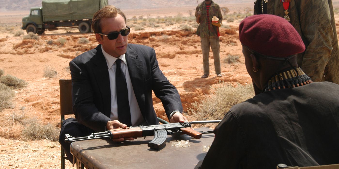 Yuri Orlov, de Nic Cage, mostrando uma arma para um homem de boina no deserto em Lord of War