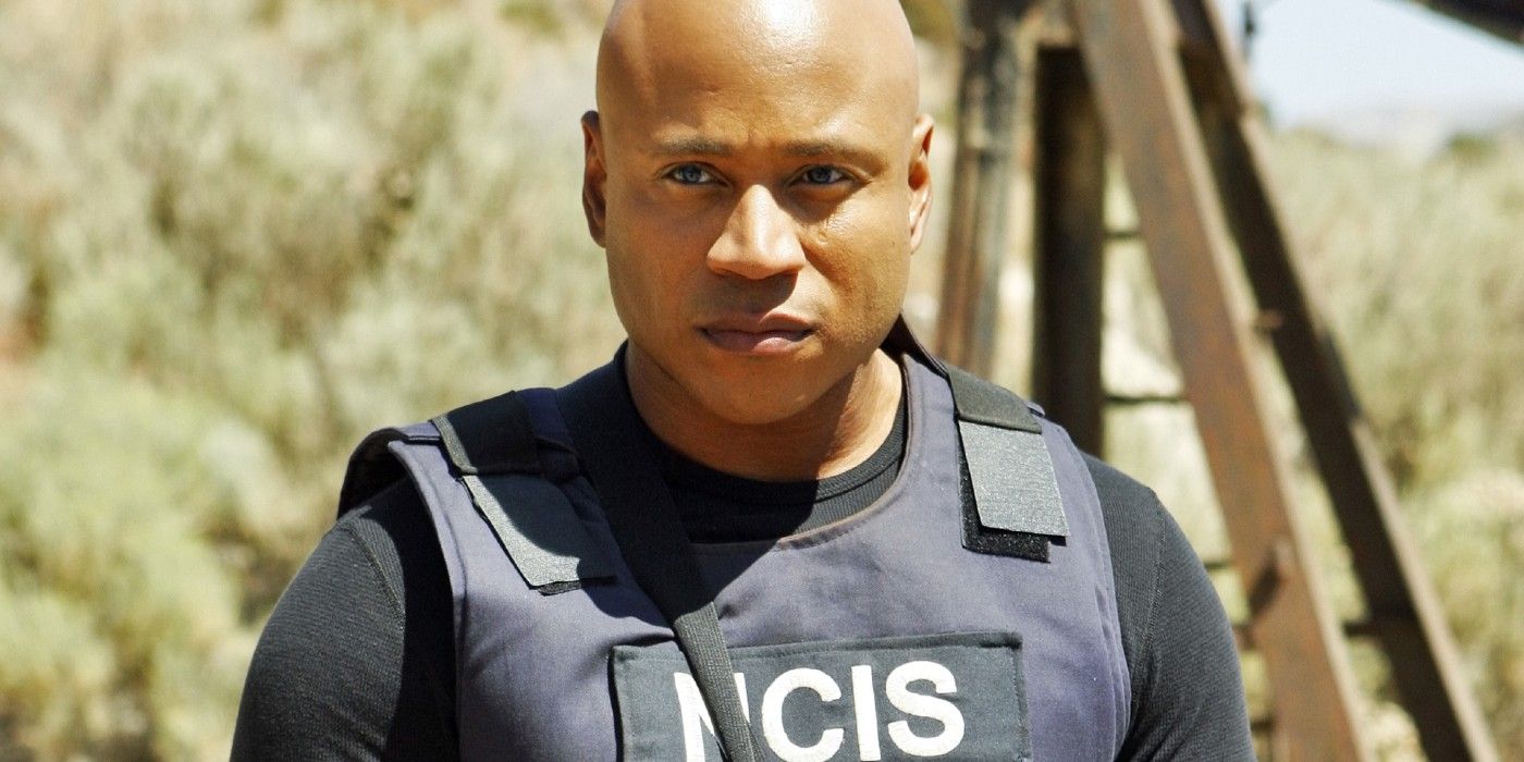 Sam Hanna do NCIS em um colete à prova de balas