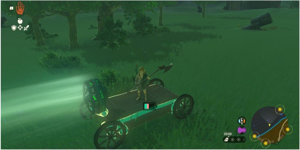 Link andando em um carro Zonai feito de rodas, uma placa de madeira e um ventilador em Tears of the Kingdom