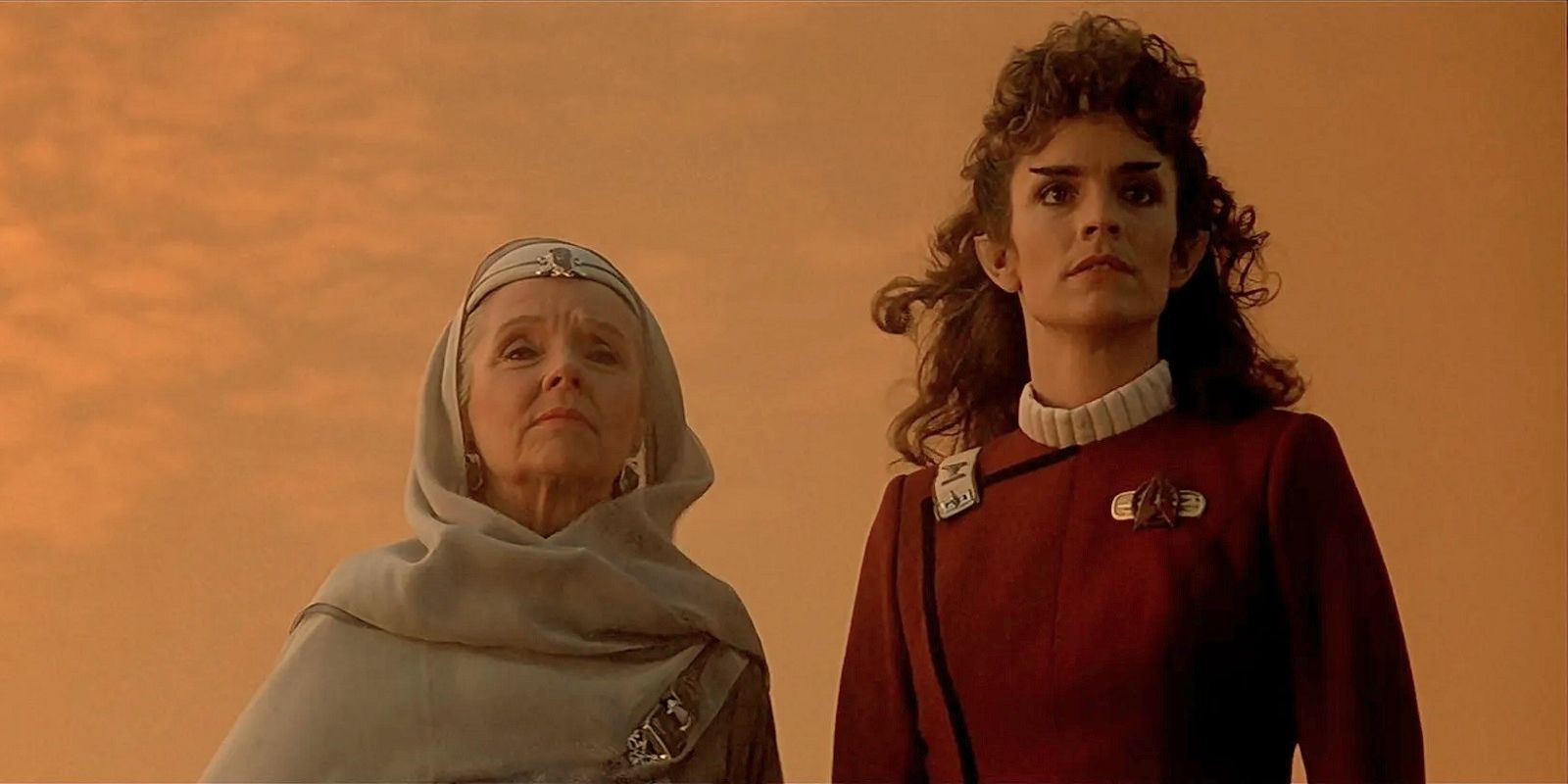 Saavik e Amanda Grayson, mãe de Spock, de pé contra o céu vulcano em Star Trek IV The Voyage Home