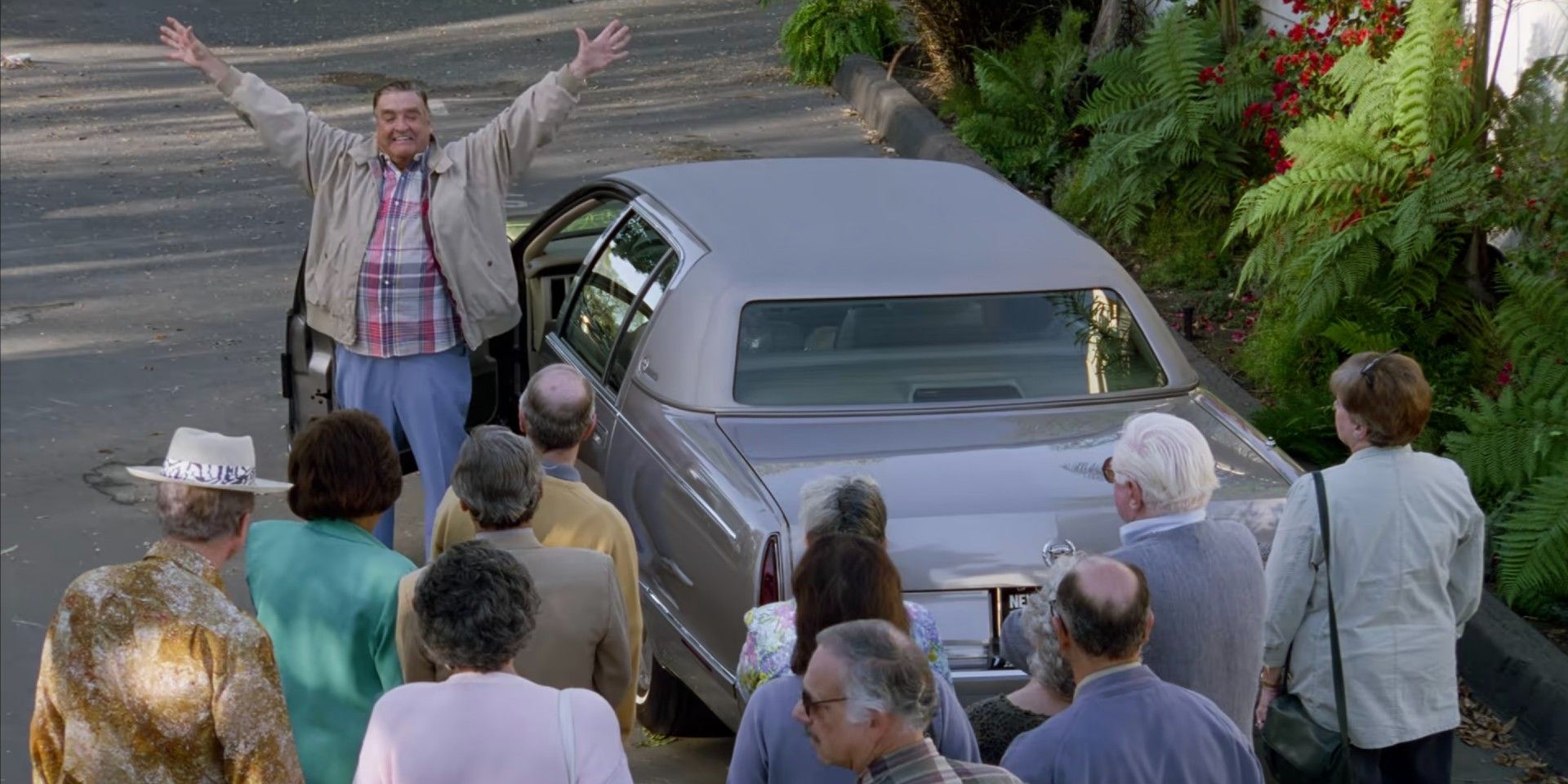 Seinfeld parodia o filme Nixon enquanto Morty posa do lado de fora de seu carro na frente de uma multidão