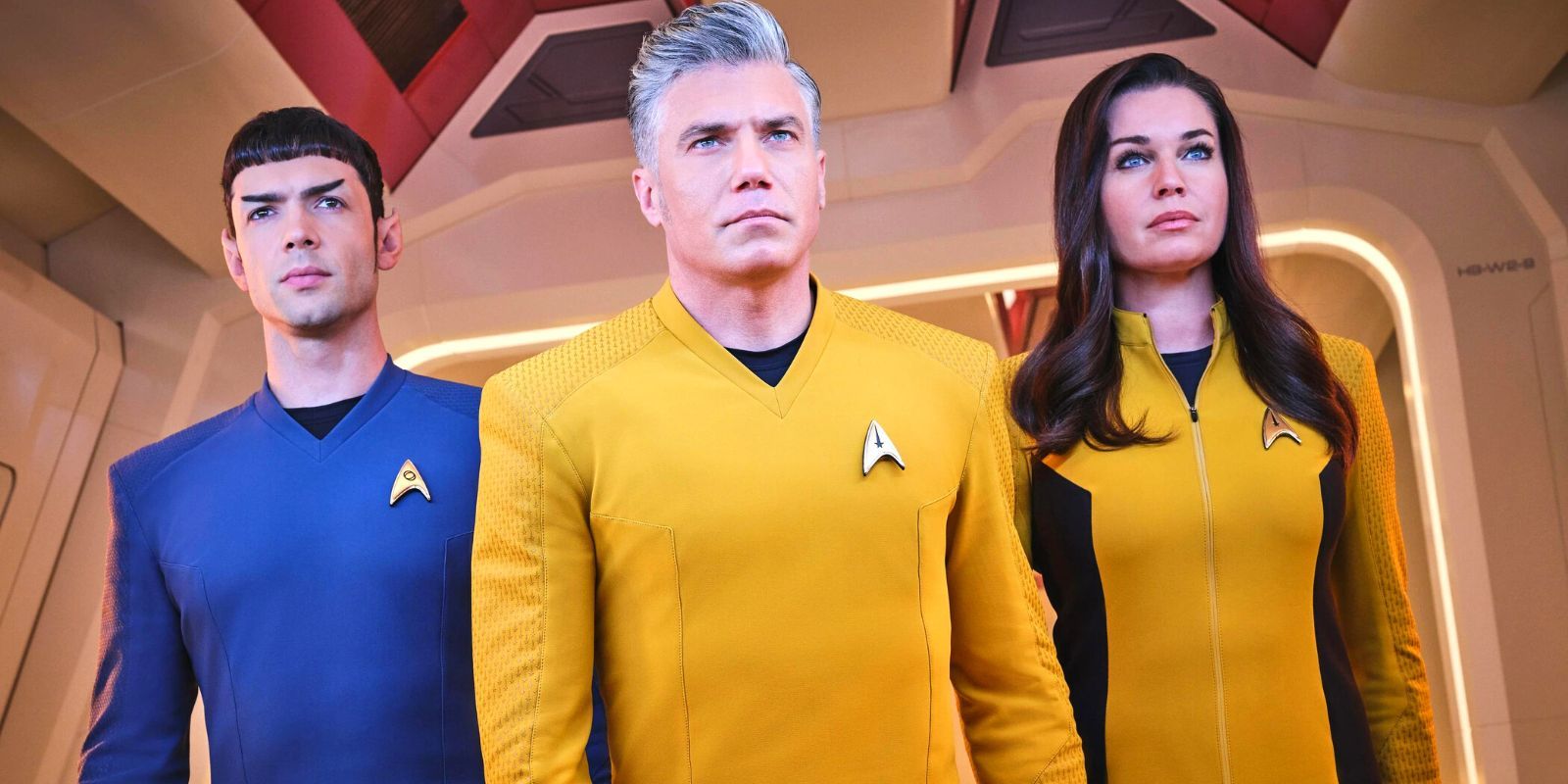 A tripulação de Star Trek: Strange New Worlds lado a lado