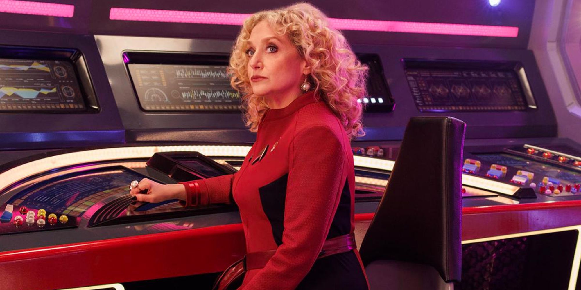 Carol Kane como Comandante Pelia sentada em seu console de comando no USS Enterprise