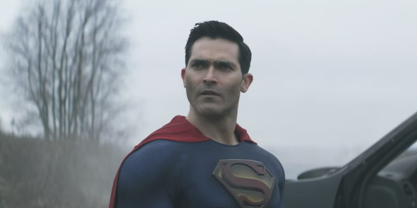 Superman & Lois' Superman (played by Tyler Hoechlin) looking off-camera in the fog