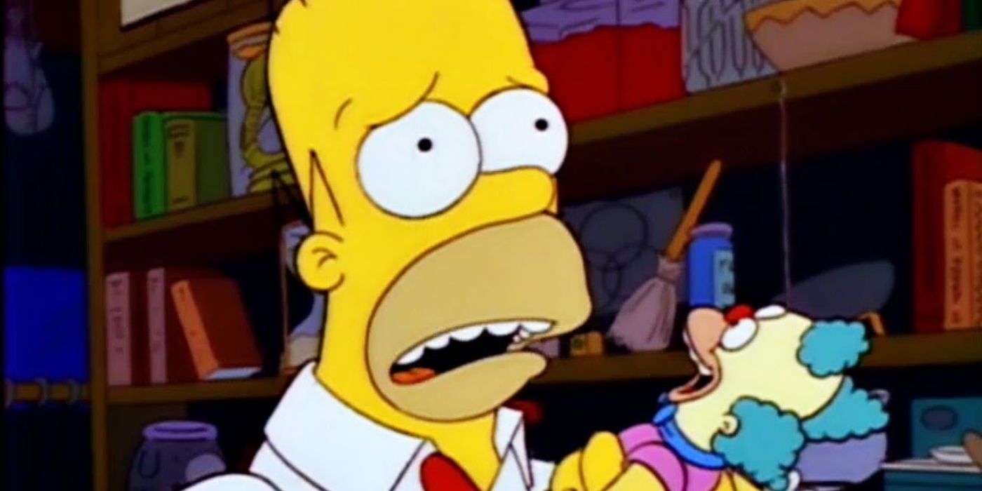 O Homer dos Simpsons parece assustado segurando uma boneca amaldiçoada do Krusty em Treehouse of Horror