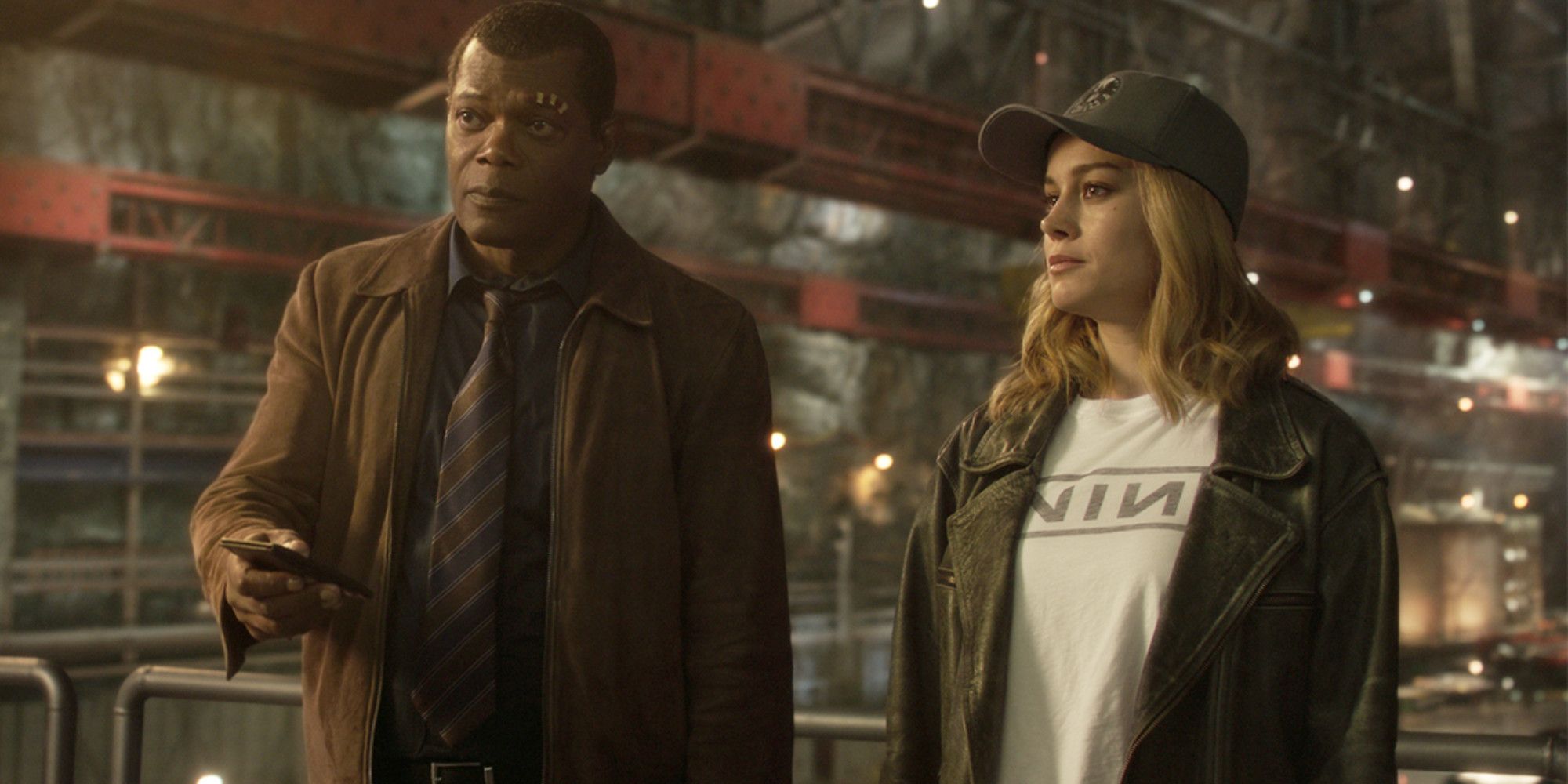 Samuel L. Jackson ao lado de Carol Danvers de Brie Larson em Capitã Marvel