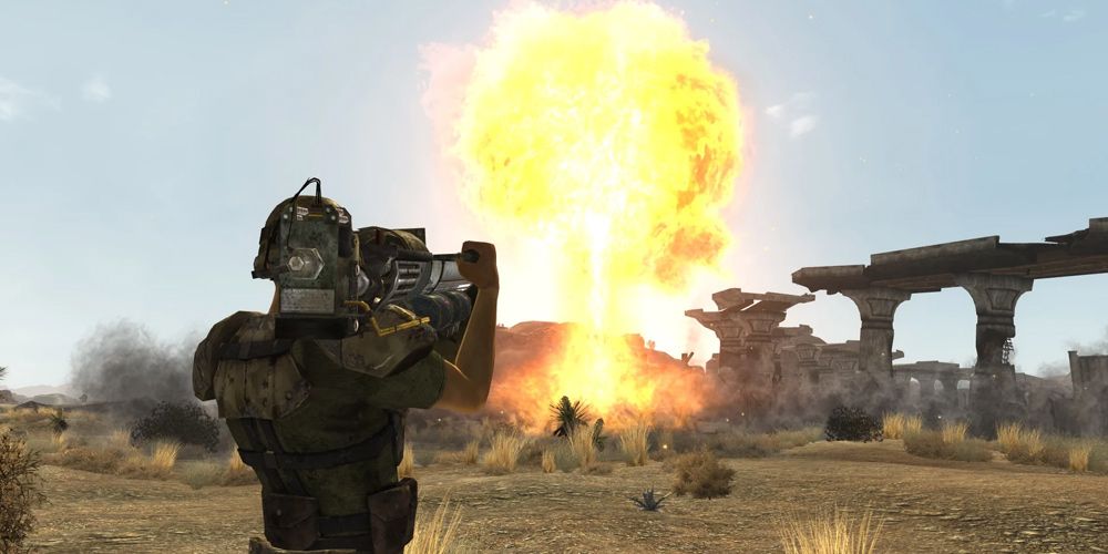 Um Courier causa uma explosão nuclear com um Fat Man em Fallout: New Vegas.