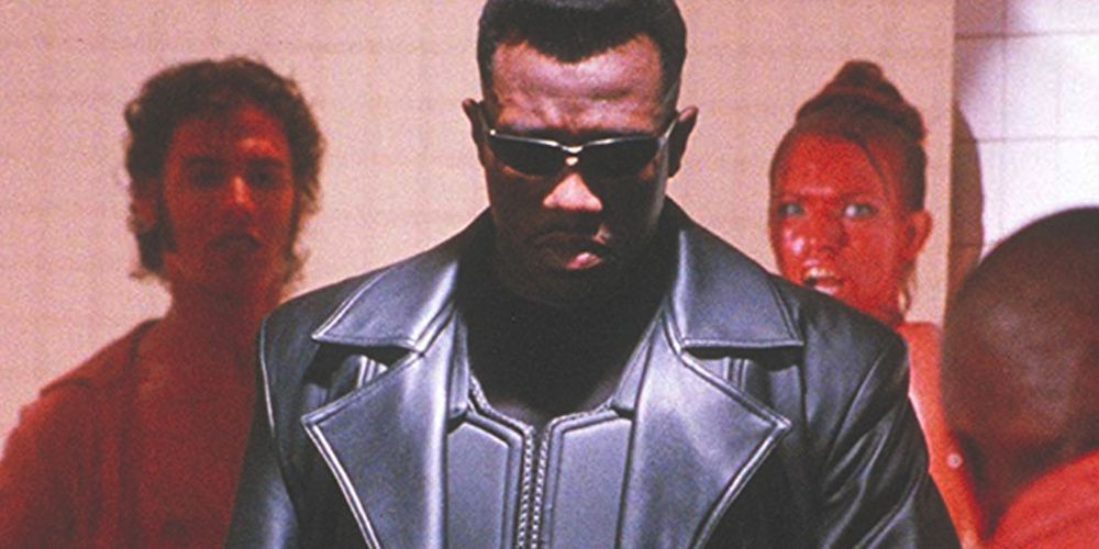 Blade gets surrounded by vampires in Blade