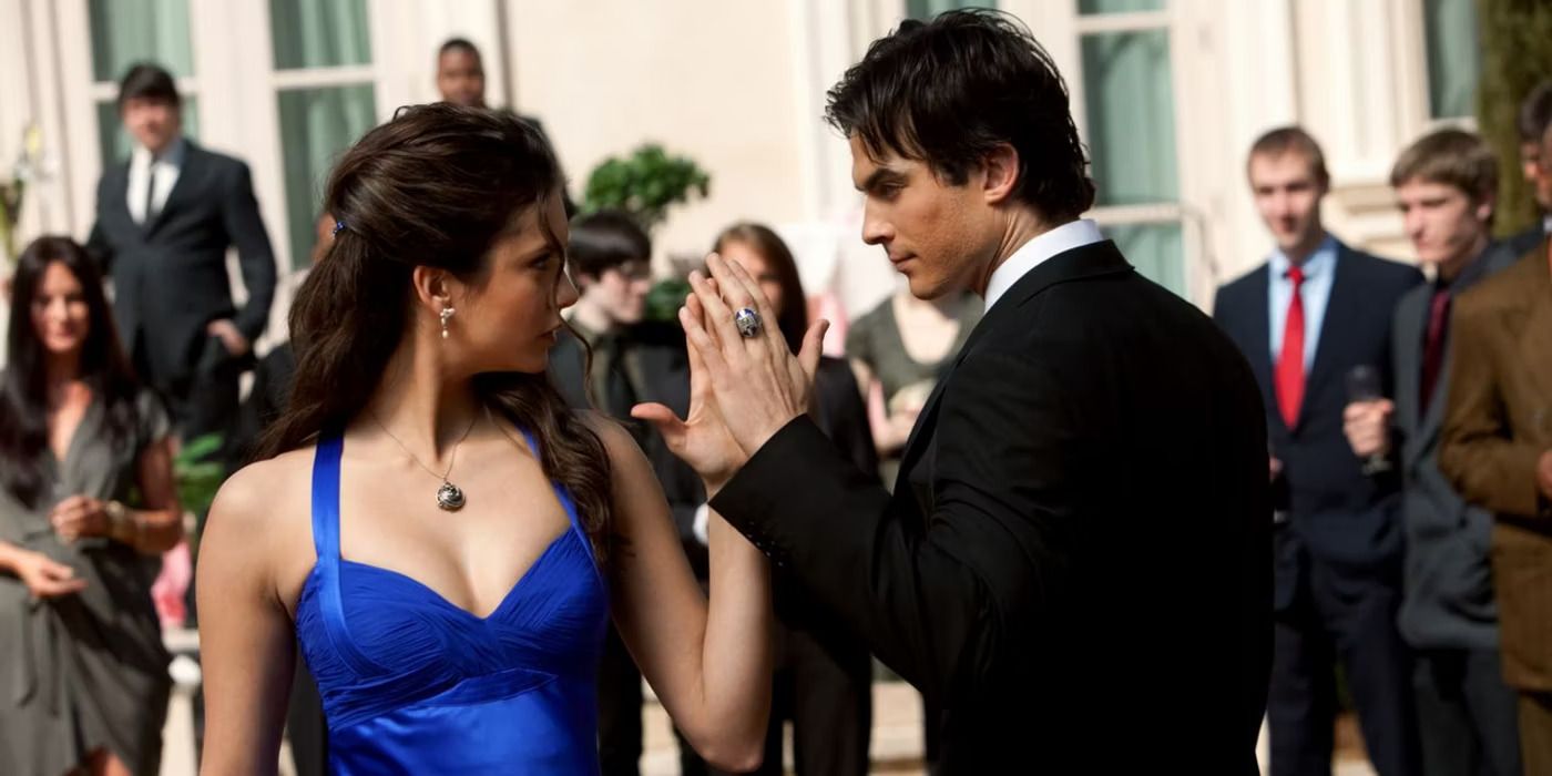Damon e Elena dançam em The Vampire Diaries.