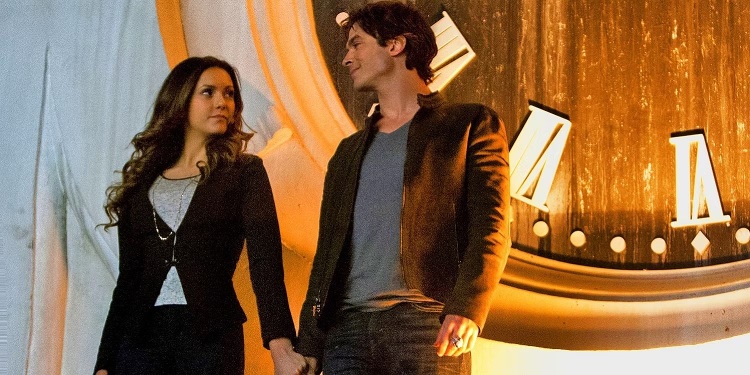 Damon e Elena estão de mãos dadas na torre do relógio.