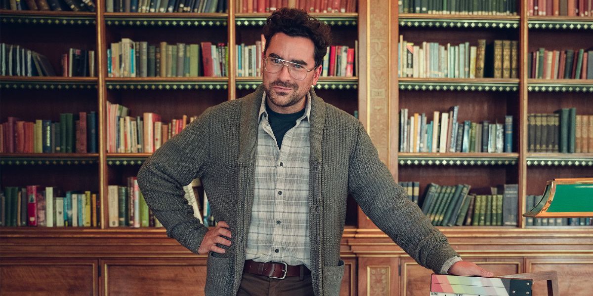 Thomas (Dan Levy) em frente a estantes na quarta temporada de Sex Education