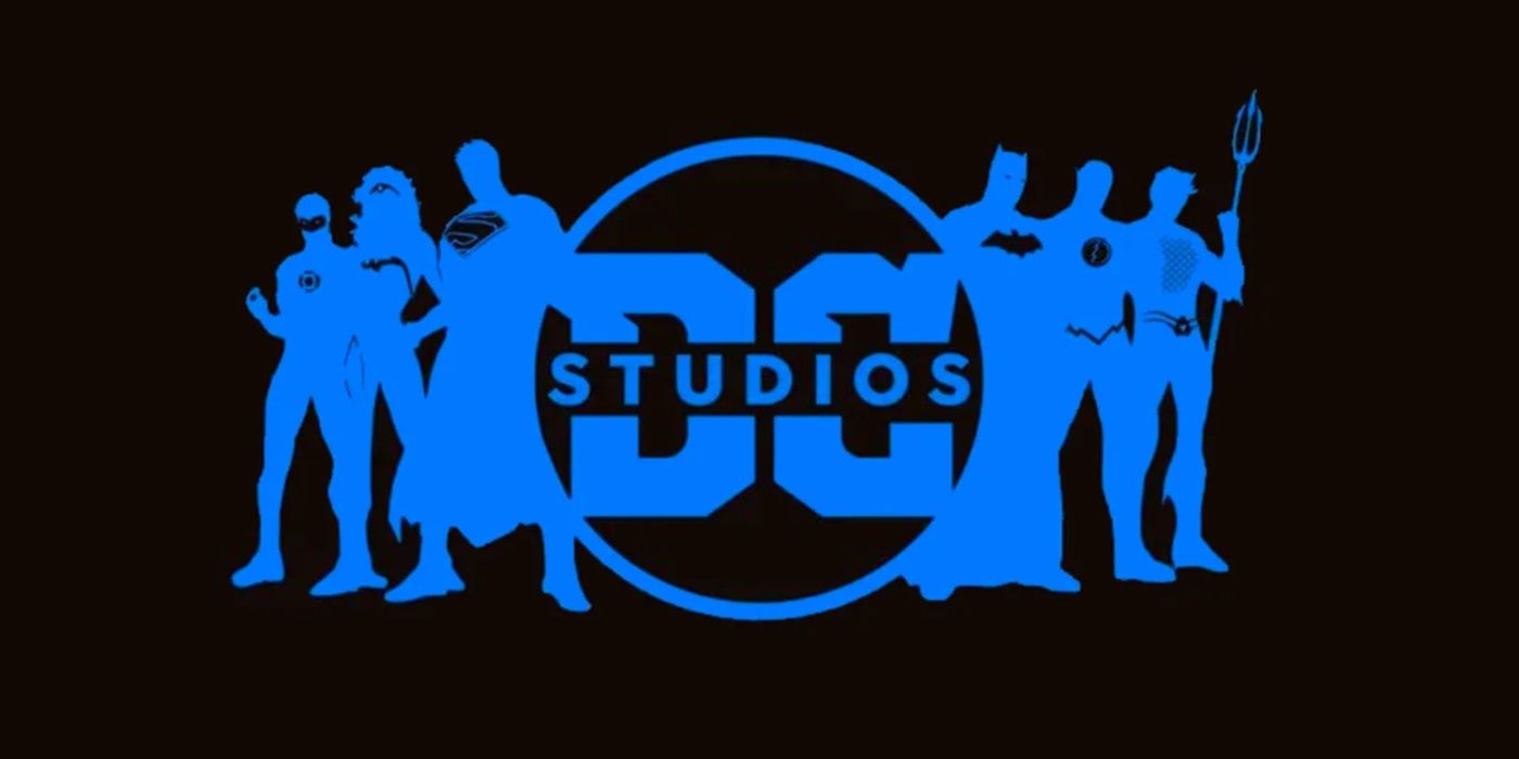 O logotipo da DC Studios com silhuetas azuis de heróis clássicos.