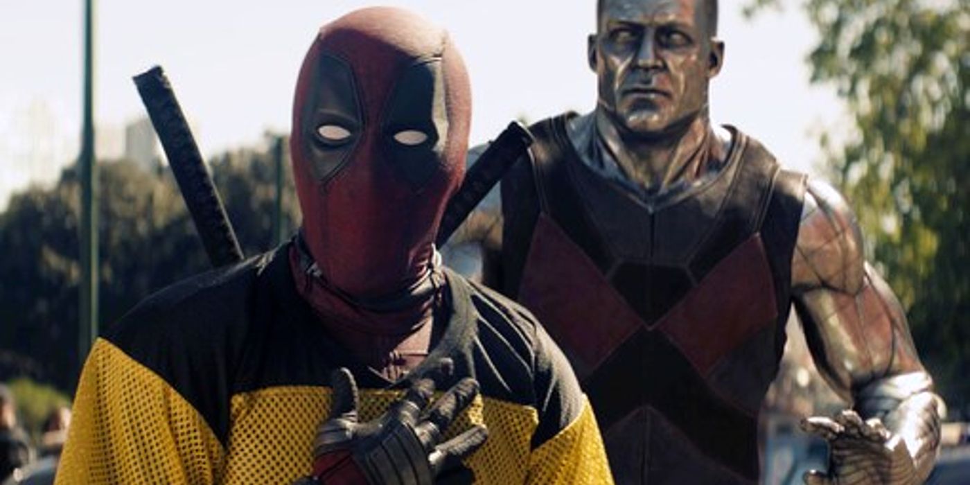 Deadpool de Ryan Reynolds con una camiseta de X-Men junto a Colossus en la película Deadpool