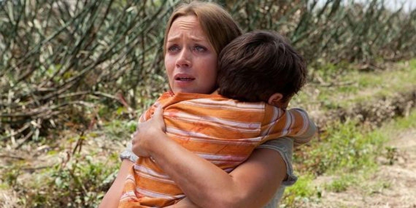Sara e seu filho se abraçam com força no Looper