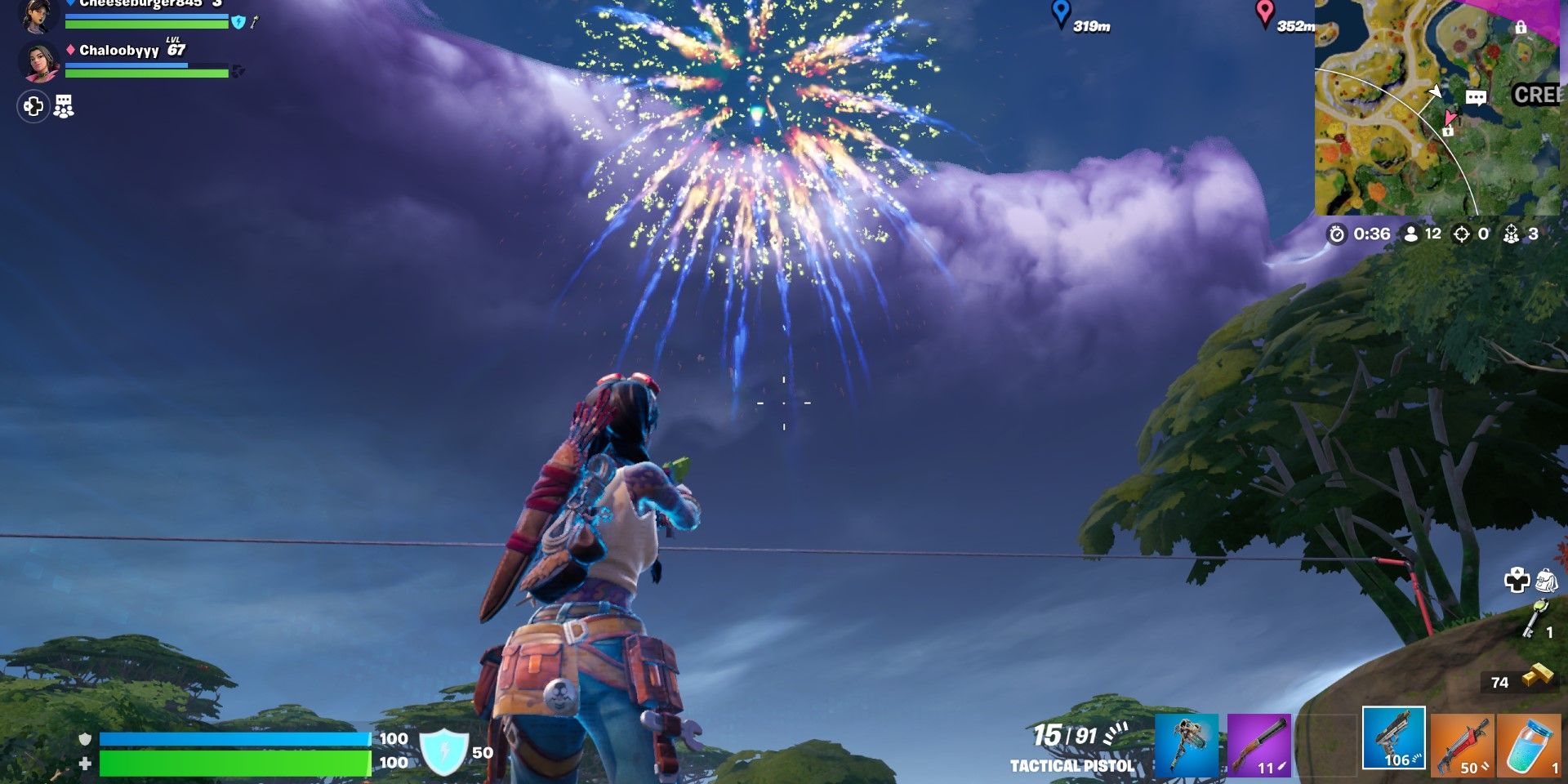 Um personagem do jogador Fortnite assistindo fogos de artifício durante a Fortnite Summer Quest