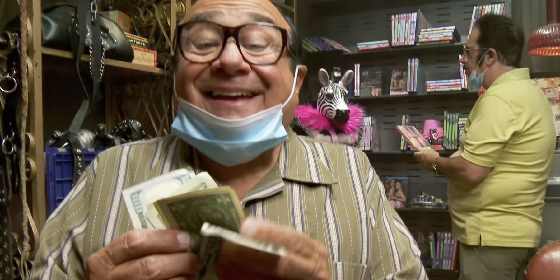 Está sempre ensolarado na Filadélfia Danny Devito conta dinheiro com máscara facial como Frank Reynolds