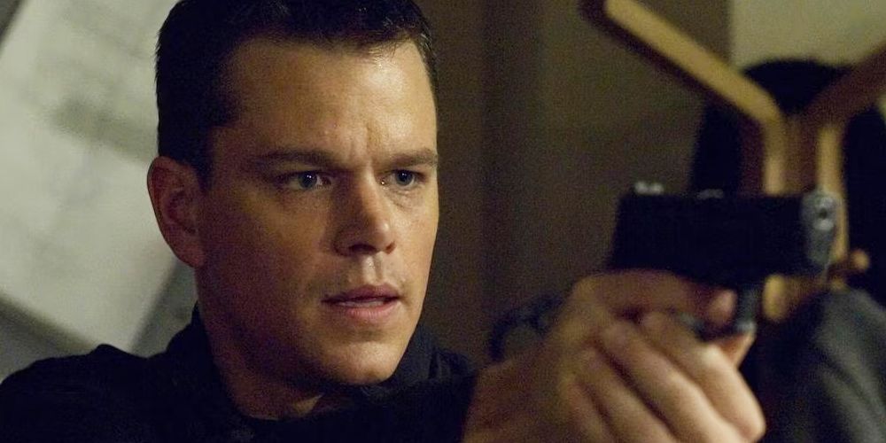 Jason Bourne (Matt Damon) aponta sua pistola em A Identidade Bourne