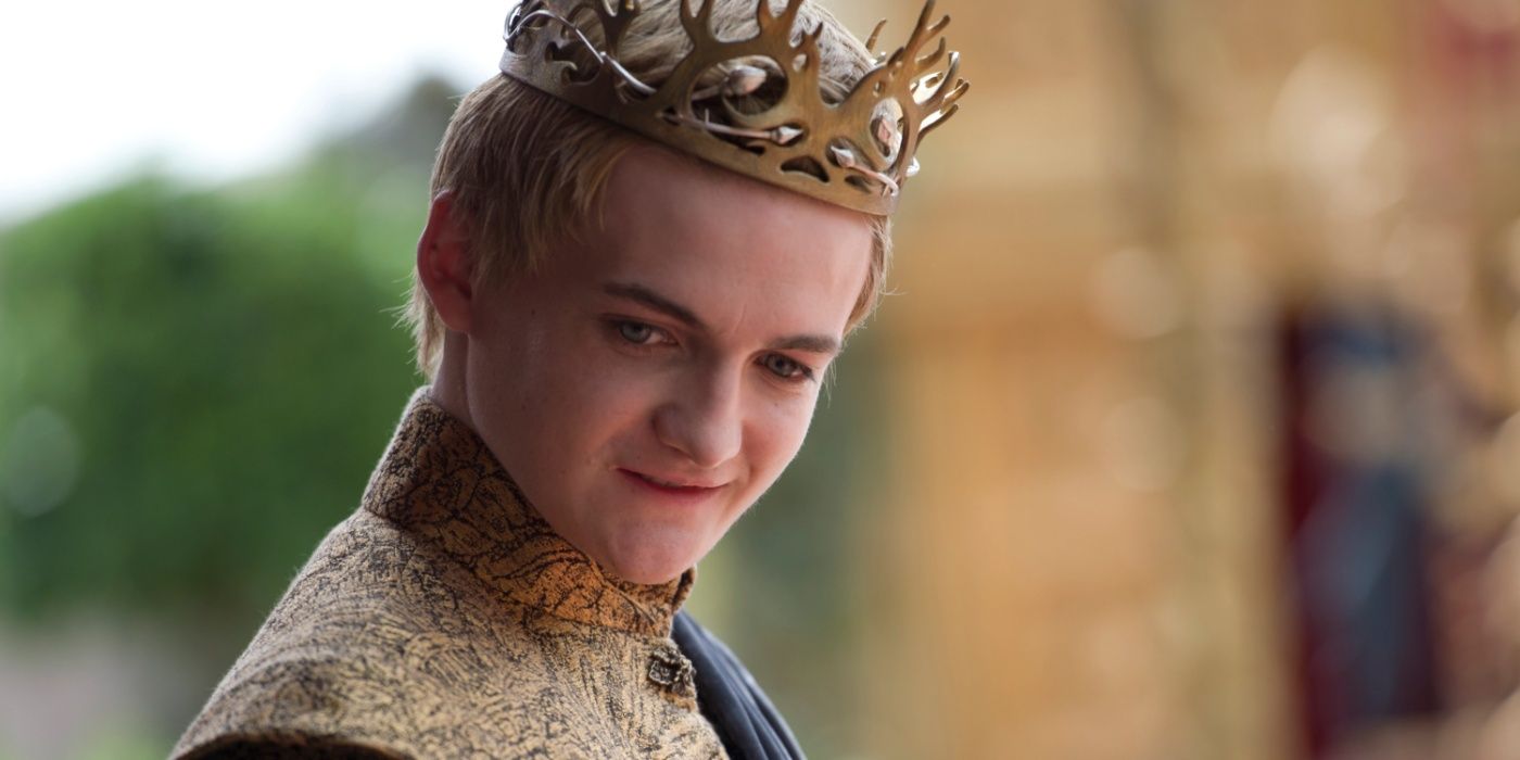 Joffrey sorrindo com uma coroa em Game of Thrones