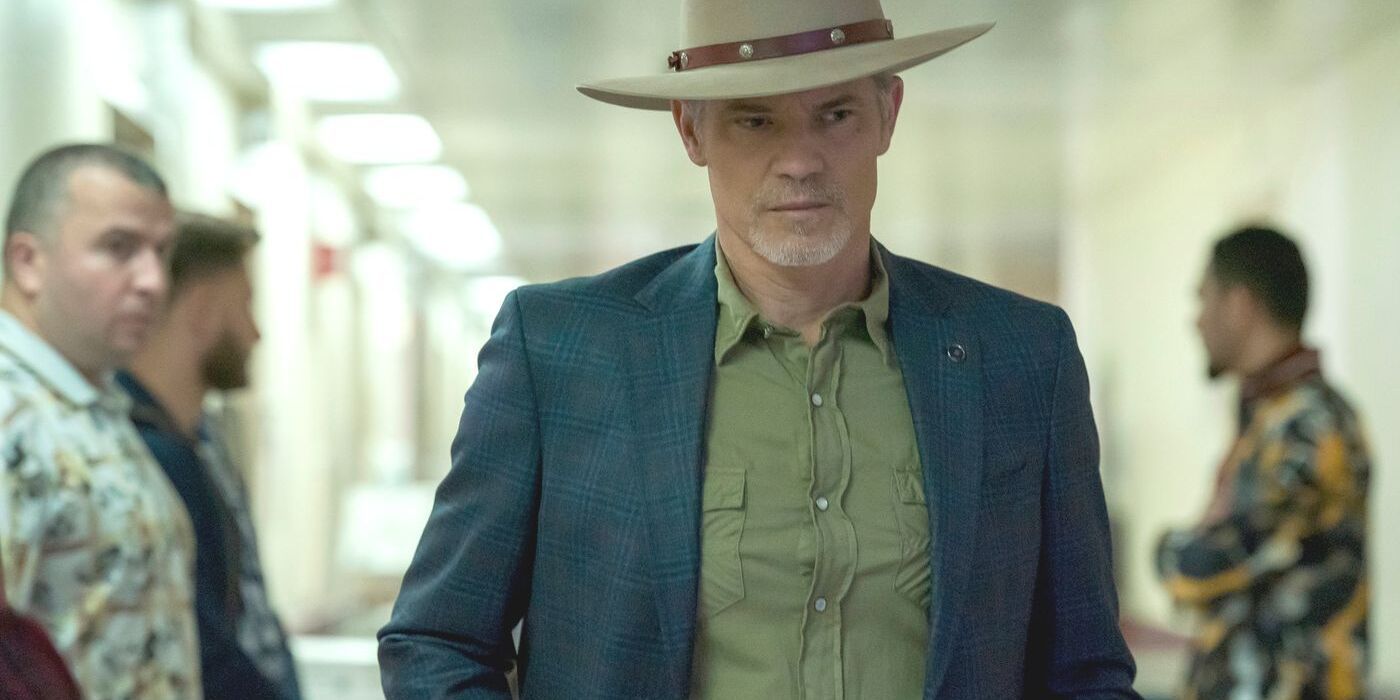 Justified City Primeval - Raylan Givens (Timothy Olyphant) walks down a crowded hall