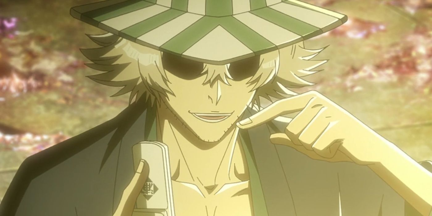 Kisuke Urahara está falando e apontando para seu pager de alma em água sanitária