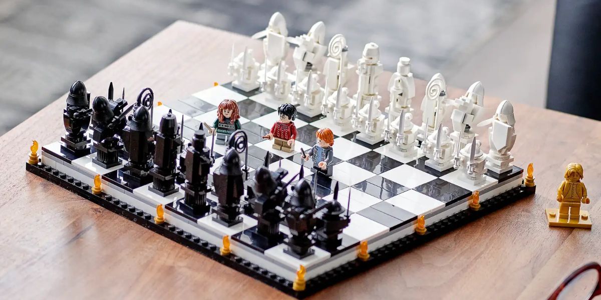 Conjunto LEGO inspirado em Harry Potter chamado Wizard Chess com minifiguras de Harry, Ron e Hermione.