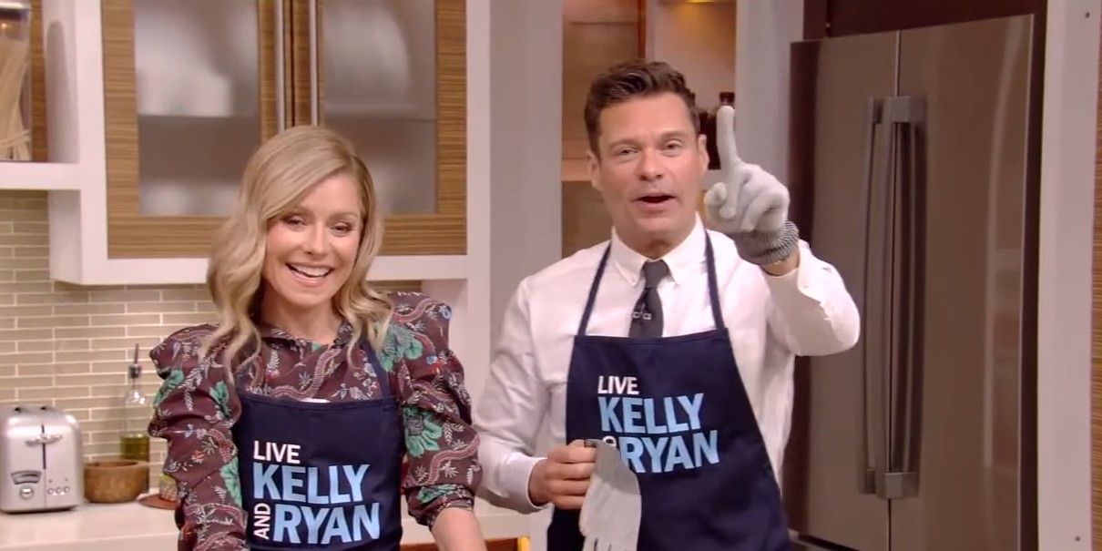 Ryan Seacrest aponta enquanto apresenta um segmento de culinária com Kelly Ripa