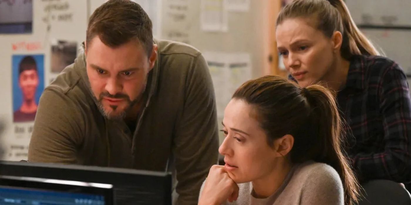 Adam Ruzek, Kim Burgess,, and Hailey Uptoncrowd around a computer on Chicago P.D.