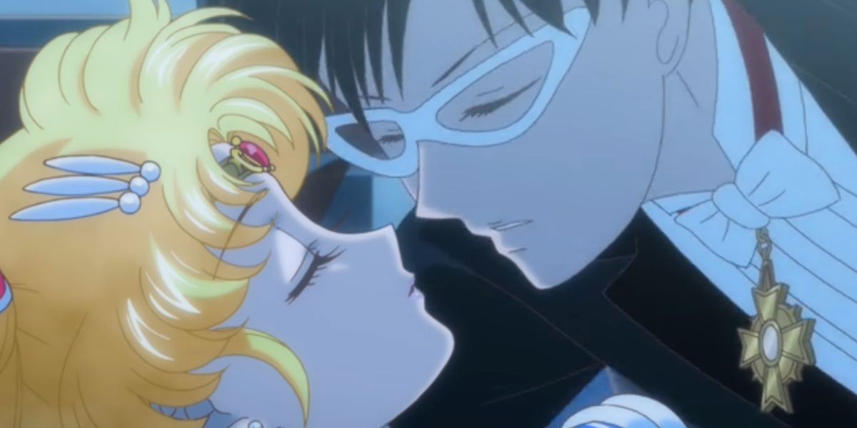 Máscara de smoking beijando Sailor Moon no baile da Princesa D em Sailor Moon Crystal.