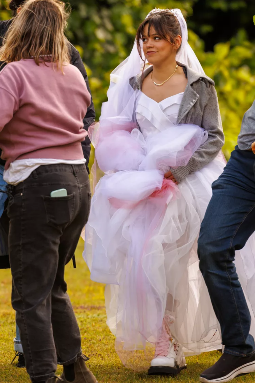 Captura de tela 07/07/2023 em 57/12/15 Jenna Ortega e Winona Ryder são vistas filmando a cena do casamento para 'Beetlejuice 2' (Fotos exclusivas)