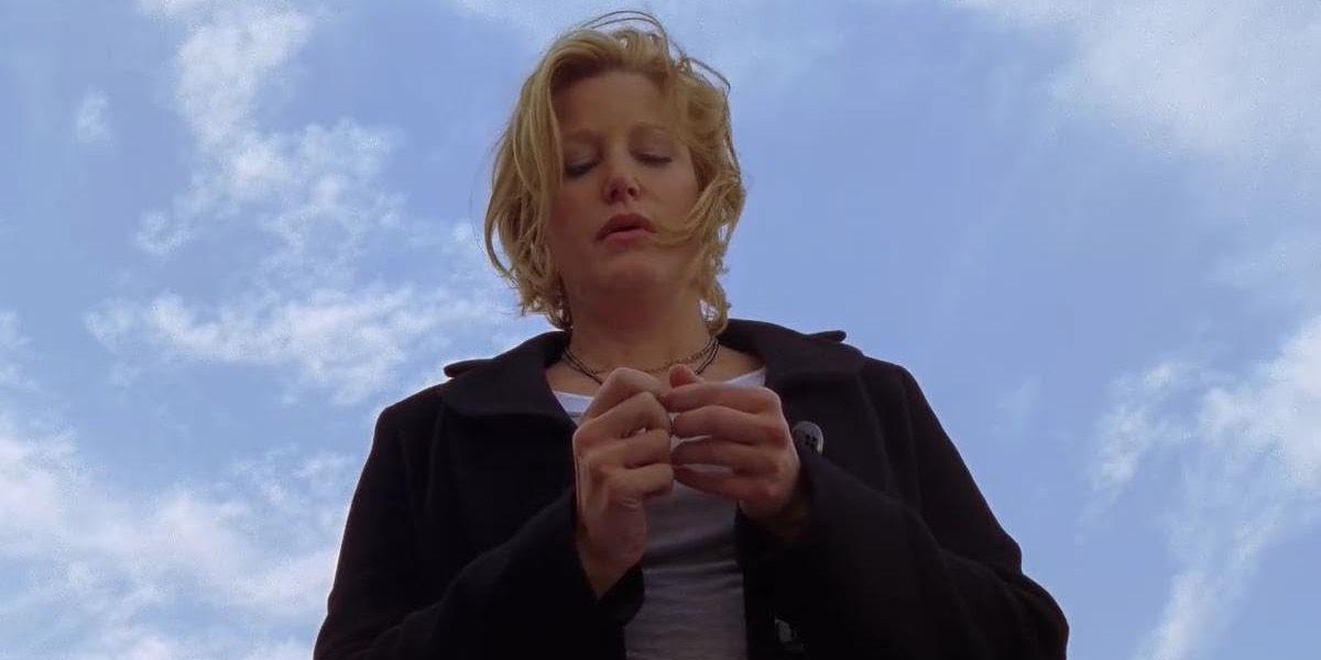 Skyler White holds her pendant against a blue sky in Breaking Bad