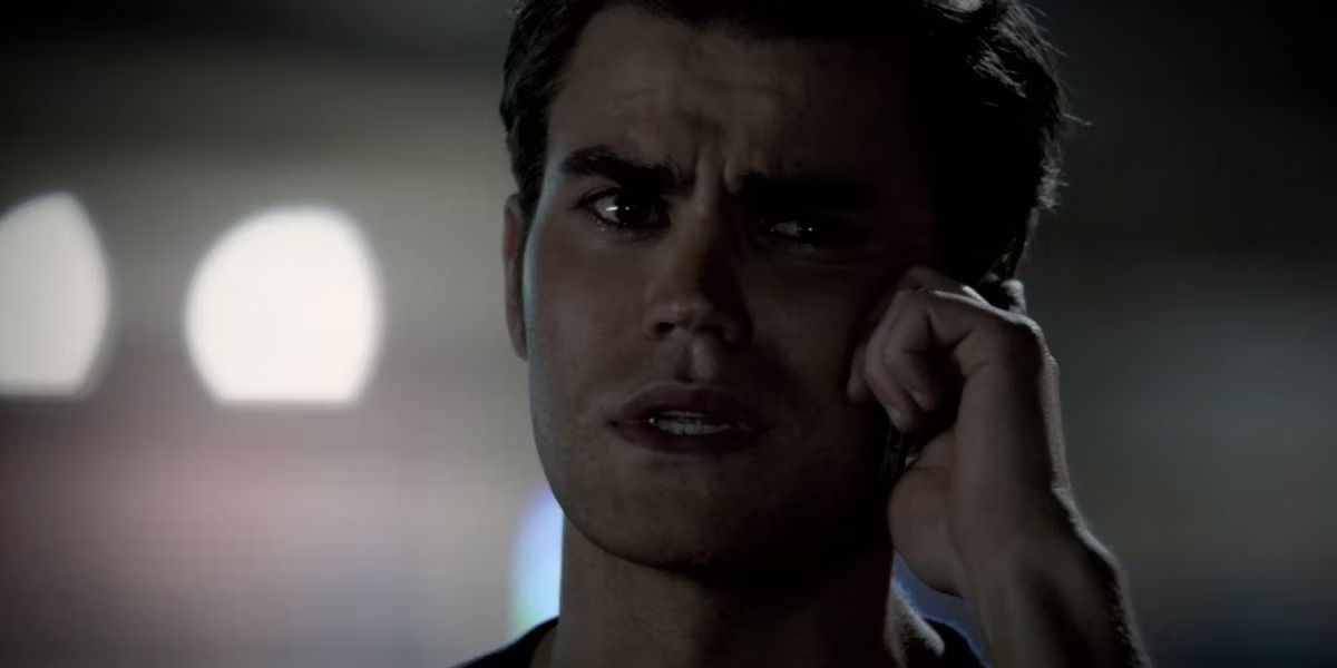 Stefan ao telefone com Elena em The Vampire Diaries