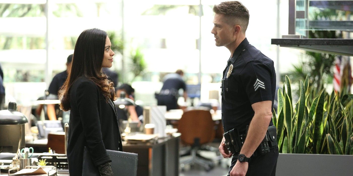 Angela Lopez e Tim Bradford conversando em The Rookie Season 4, Episode 13.