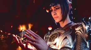 Shadowheart holding a mysterious artifact in Baldur's Gate 3.