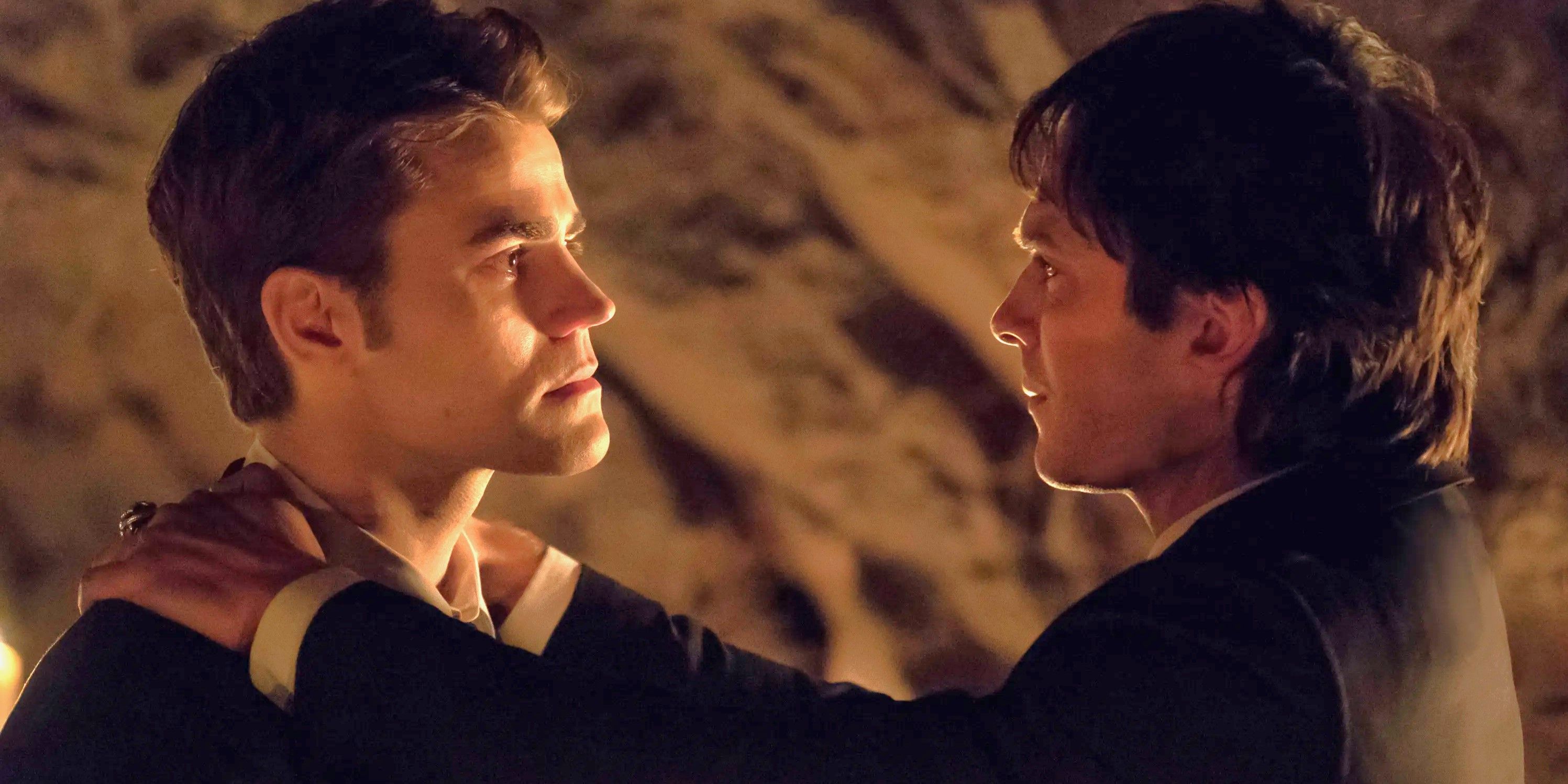 Damon e Stefan ficam com as mãos nos ombros um do outro em The Vampire Diaries