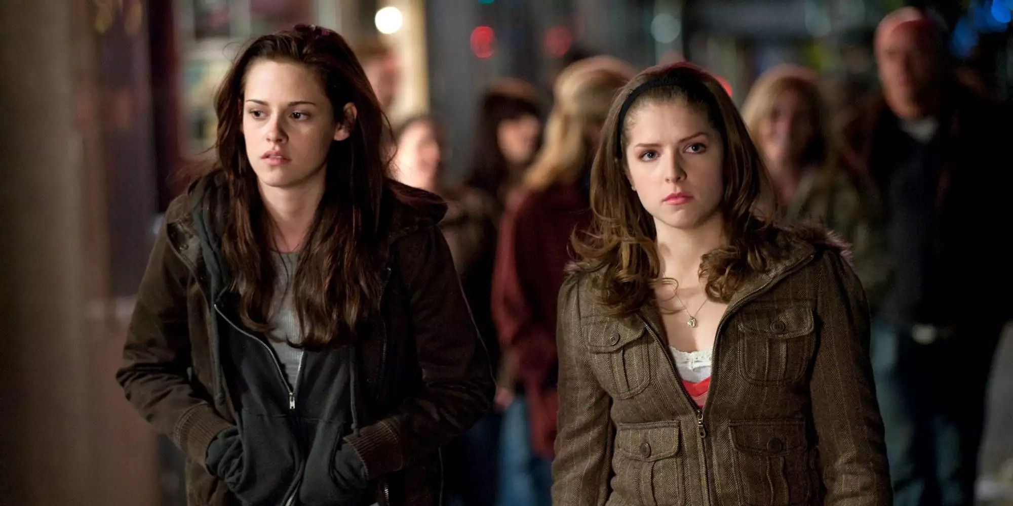 Jessica and Bella walk together in Port Angeles in Twilight New Moon