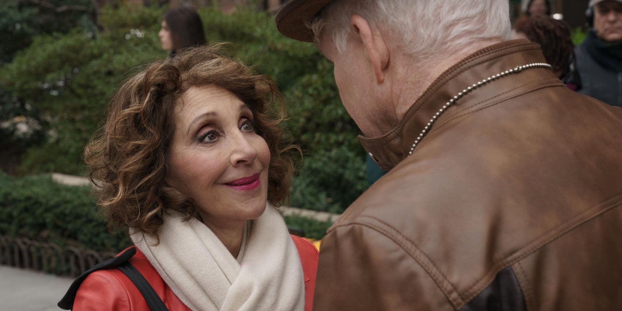 Andrea Martin como Joy olhando para Charles em Only Murders in the Building