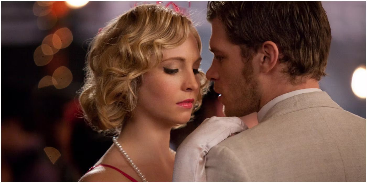 Klaus e Caroline dançam em The Vampire Diaries