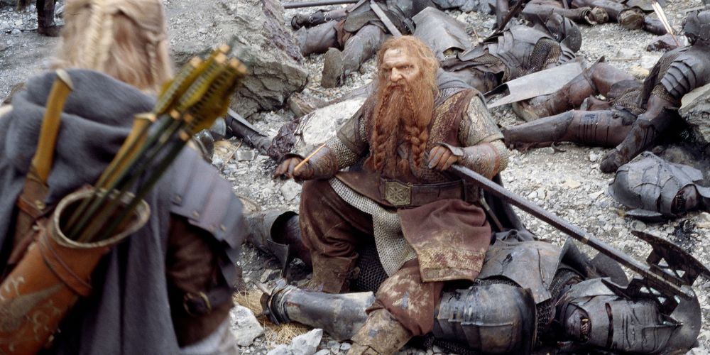 As brincadeiras amigáveis ​​de Legolas e Gimli após a Batalha das Profundezas de Helm em O Senhor dos Anéis: As Duas Torres