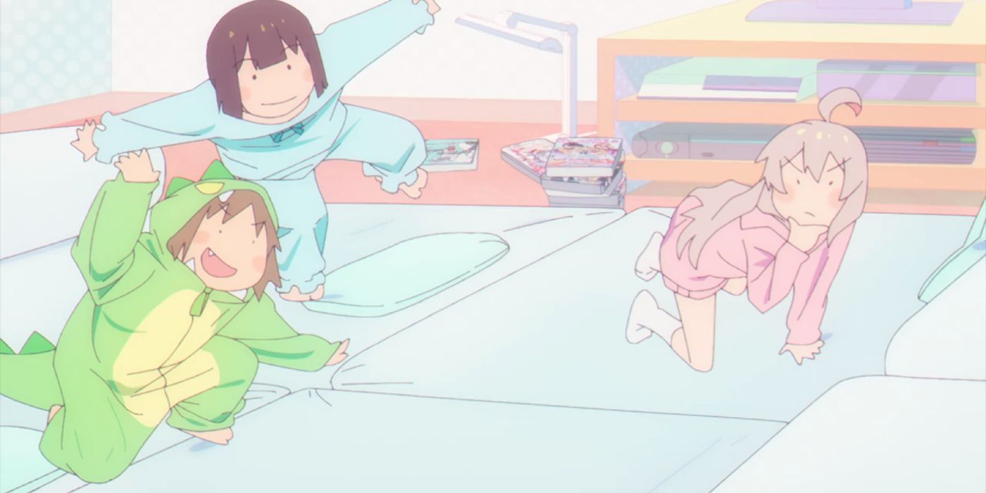 Mahiro e seus amigos estão brincando juntos durante a festa do pijama. 