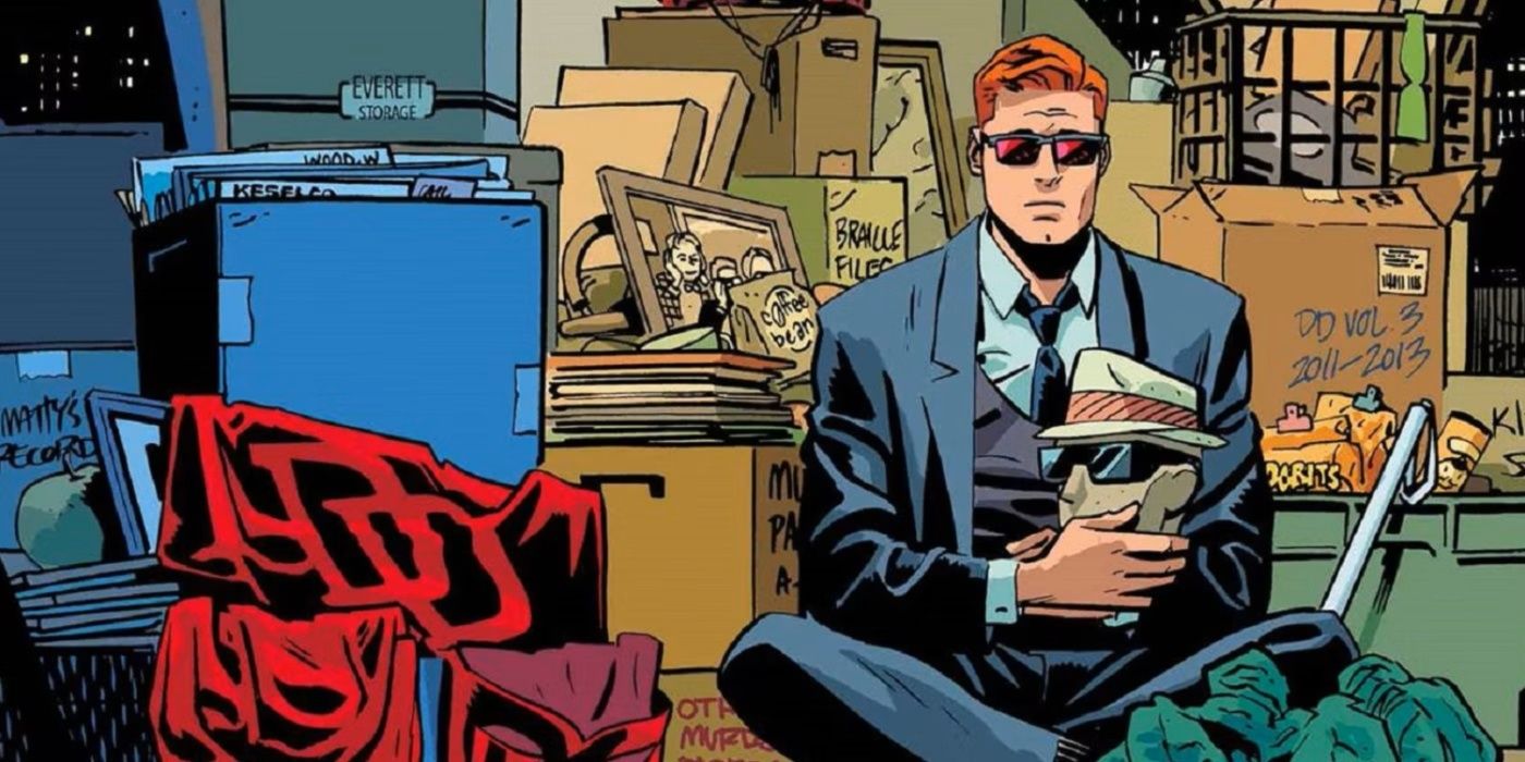 Matt Murdock sentado em seu escritório lotado com seu traje do Demolidor espalhado.