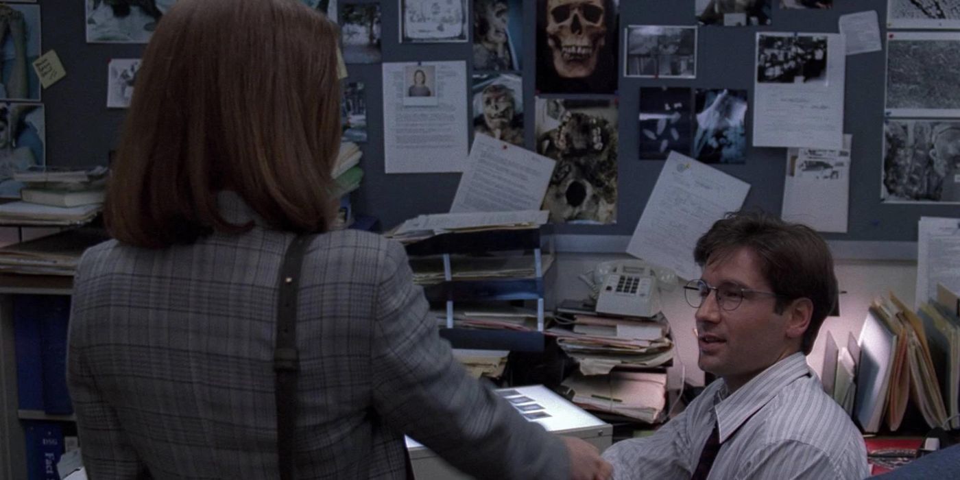 Scully meets Mulder in The X-Files pilot