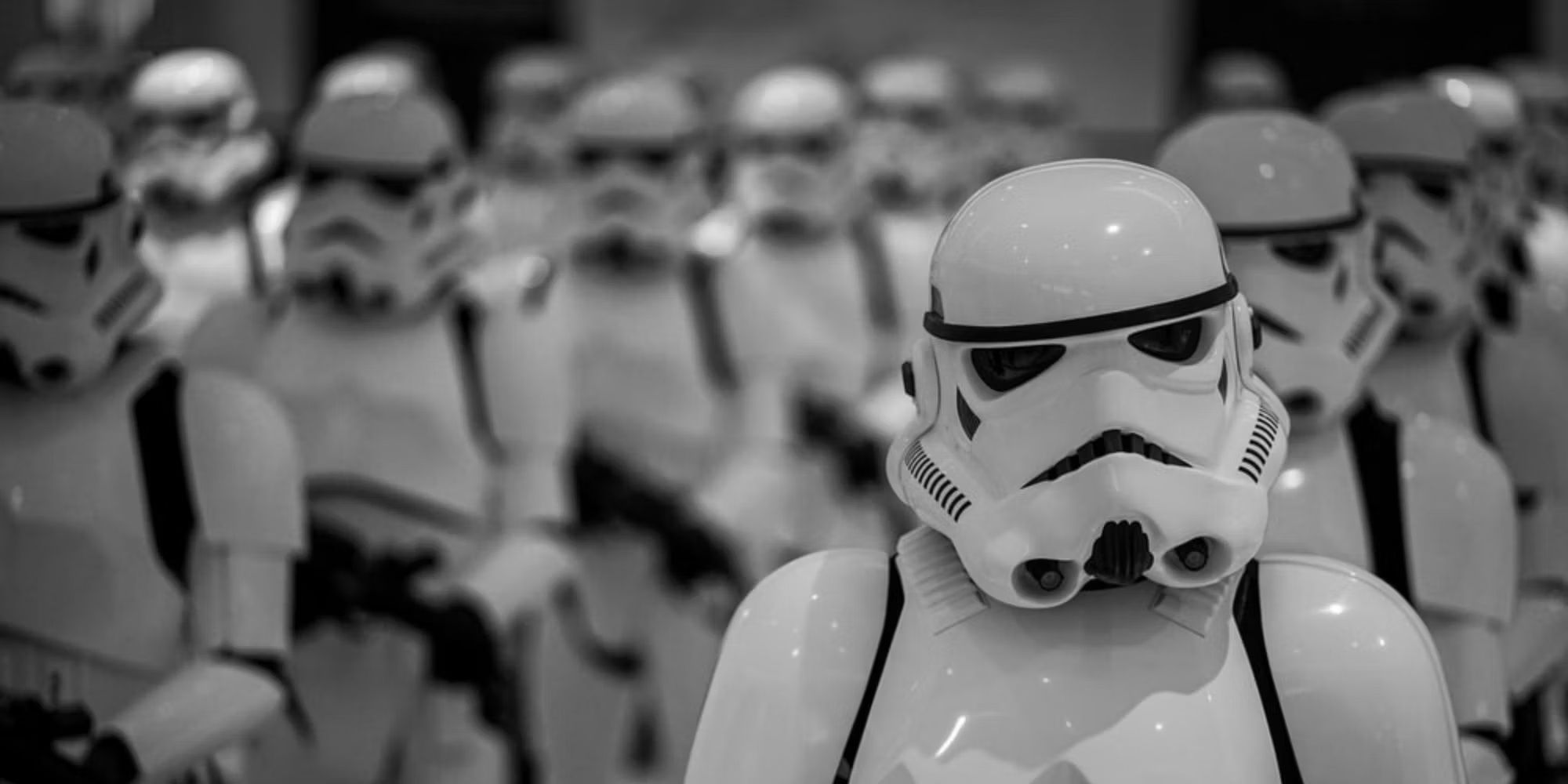 fileiras de stormtroopers estão prontas em Star Wars