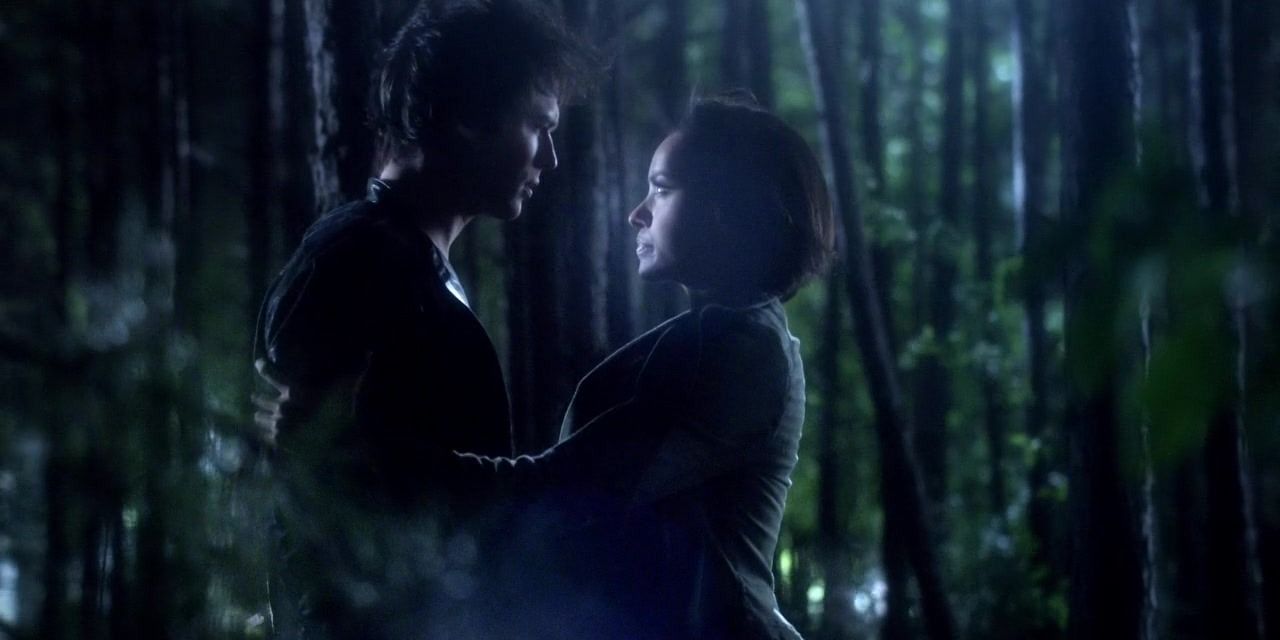 Damon e Bonnie se abraçando em The Vampire Diaries