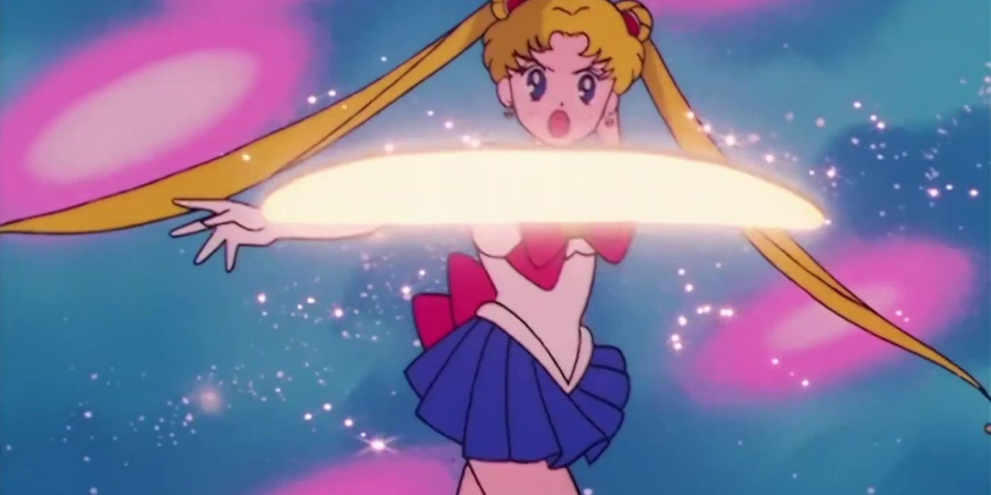 Sailor Moon usando seu movimento Moon Tiara Action de Sailor Moon. 