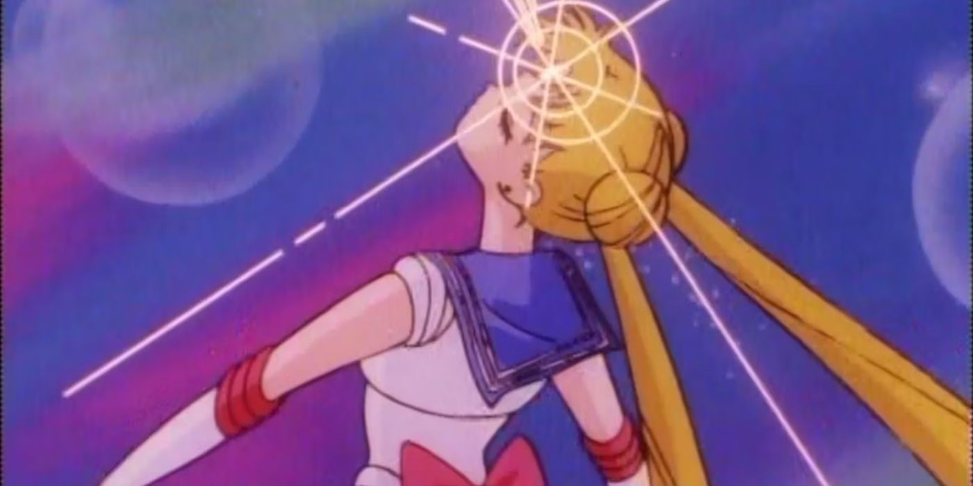 Sailor Moon com sua tiara brilhando no meio da transformação de Sailor Moon.