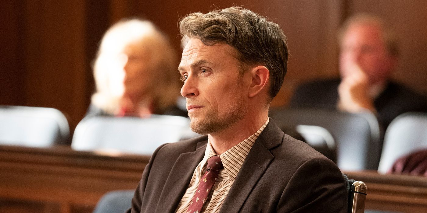 Mark Callan, interpretado por Wilson Bethel, sentado em um tribunal durante a 3ª temporada de All Rise
