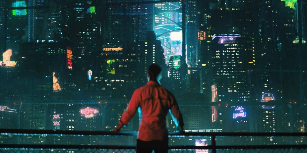 Takeshi Kovacs olha por cima de uma grade para ver vários edifícios futuristas em Altered Carbon